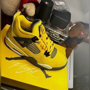 Size 6 in YOUTH . Gently worn retro 3’s